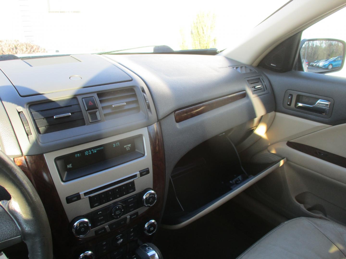 2010 WHITE Ford Fusion V6 SEL (3FAHP0JG5AR) with an 3.0L V6 DOHC 24V engine, AUTOMATIC transmission, located at 540a Delsea Drive, Sewell, NJ, 08080, (856) 589-6888, 39.752560, -75.111206 - Photo#17